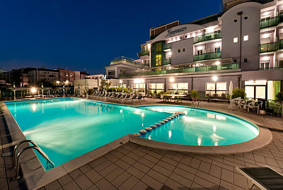 Hotel Lungomare *** s polopenzí - Cesenatico